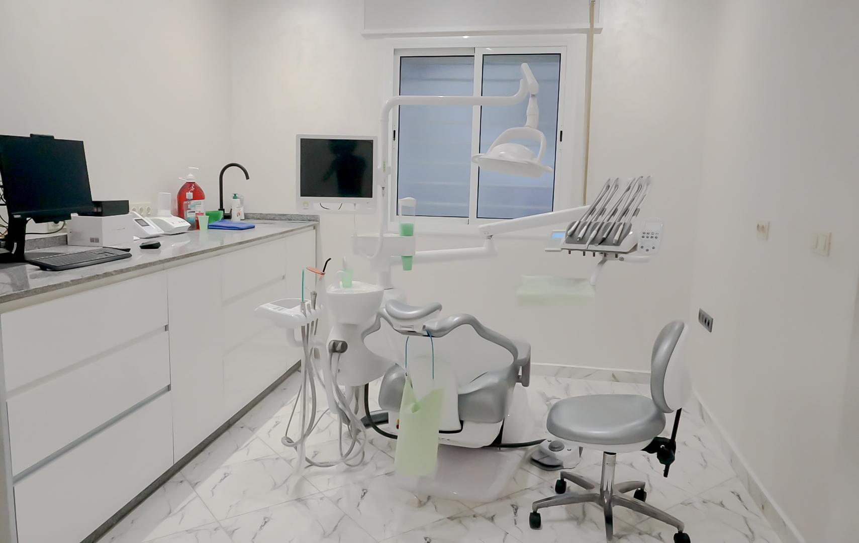 La salle de soins lumineuse et moderne du cabinet